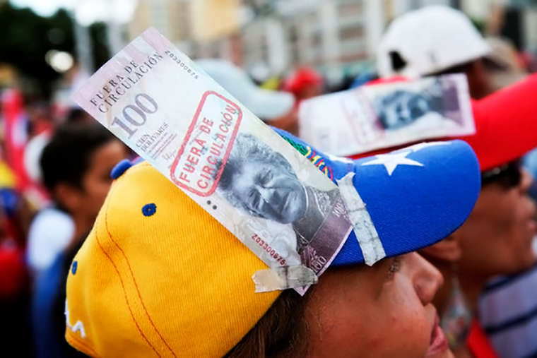 Власти Венесуэлы принудительно перевели выплату пенсий в Petro