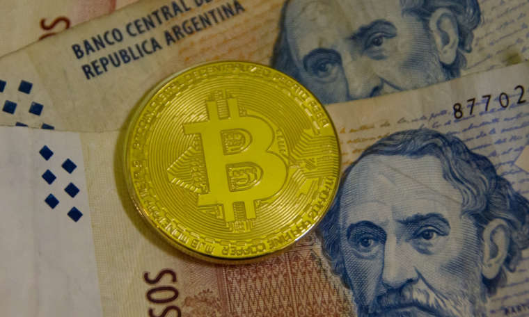 Власти Аргентины хотя контролировать деньги населения. Население переходит на Bitcoin